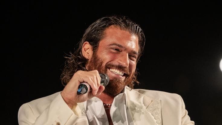 La svolta di Can Yaman: “Basta con i ruoli da eroe o da figo, mi butto sull’autoironia”