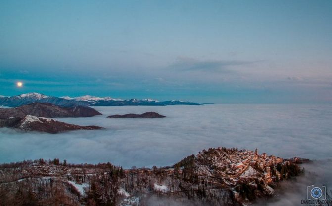 Varese, il Sacro Monte con la testa tra le nuvole