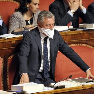 Divina: "Qual'&egrave; con l'apostrofo? Pure il duce sbagliava"