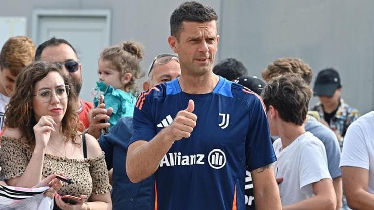 Thiago Motta, primo giorno di Juve. Visite mediche e l’abbraccio dei tifosi. “Vogliamo giocare più partite possibile”