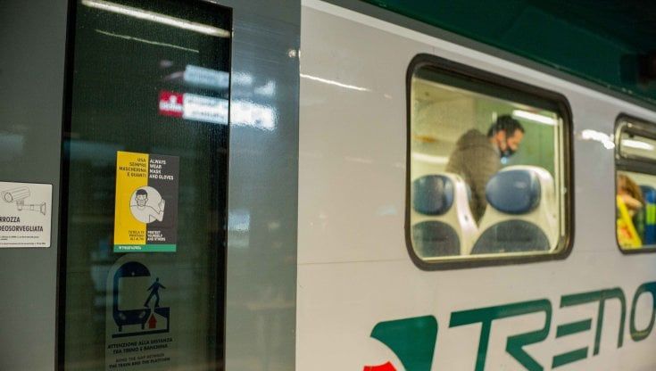Riprende i ragazzi a bordo del treno senza mascherina: 63enne colpito da un pugno 