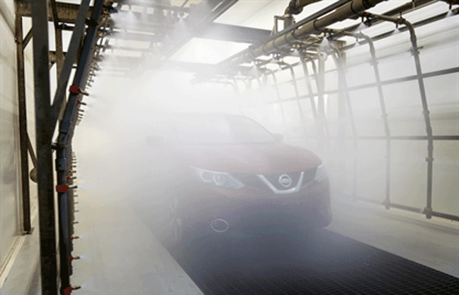 Nissan mette le auto nella "lavastoviglie"