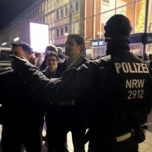 Colonia, polemiche sulla polizia tedesca: "Centinaia di persone trattenute per il colore della pelle"