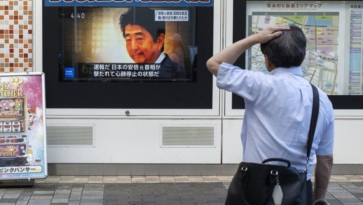Edizioni straordinarie e messaggini: così Tokyo ha scoperto l'assassinio di Shinzo Abe