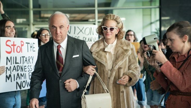 Julia Roberts accanto a un irriconoscibile Sean Penn nella serie 'Gaslit' sul Watergate