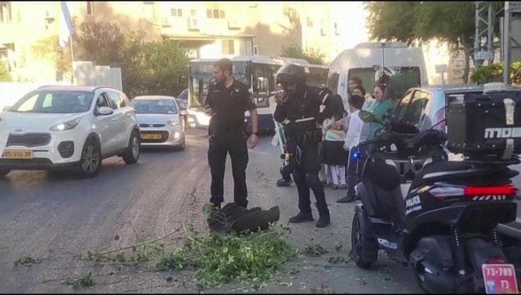 Tel Aviv, sirene e razzi intercettati: alcuni frammenti cadono sulle strade