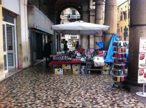 Esquilino, suk tra rifiuti e merce contraffatta<br />cos&igrave; soffre il rione multietnico della citt&agrave;
