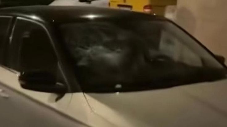 Auto vandalizzate in zona universitaria: parabrezza in frantumi