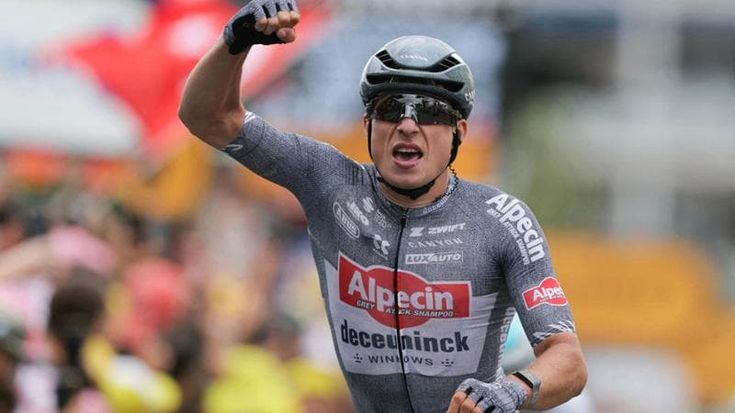 Tour, Philipsen fa il bis in volata a Pau. Pogacar controlla in giallo in una giornata a ritmo folle. E il Covid torna a fare paura