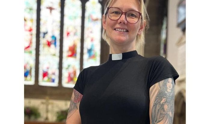 Regno Unito, polemiche social per la reverenda di Canterbury tatuata: “Serve ancora più impegno contro misoginia e pregiudizi”