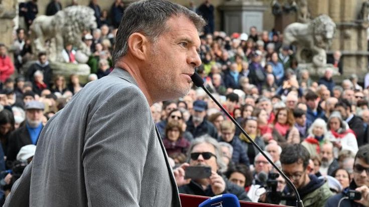 25 aprile, diecimila in piazza a Firenze dove Massini legge Scurati e attacca la premier Meloni. Il candidato sindaco del centrodestra, Eike Schmidt con il fazzoletto dell’Aned al collo