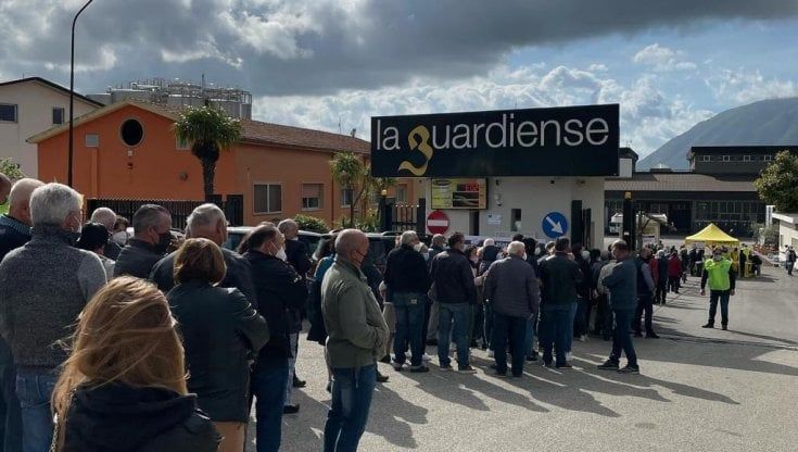 Vaccini in cantina: nonna Caterina, 92 anni, riceve la prima dose nel Beneventano