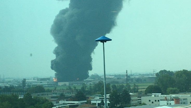 Incendio alla Nitrolchimica a San Giuliano Milanese: ci sono feriti, uno è grave. Dall'azienda colonna di fumo nero: non escluse altre esplosioni