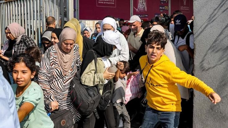 Fuga dalla Striscia di Gaza. Stranieri e malati entrano in Egitto