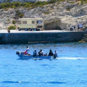 Lampedusa sotto assedio: l'hot spot che scoppia  ai tempi del Covid. Il sindaco: "I turisti hanno paura dei contagi"