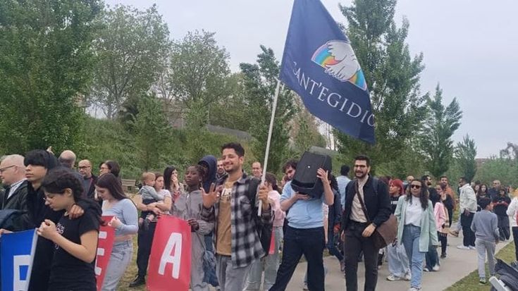 Tredicenne difende due ragazzine dai bulli: massacrato col tirapugni