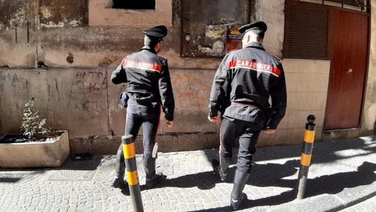 “Servono soldi a casa”: costringe la compagna a prostituirsi con anziano per 10-20 euro. Denunciato