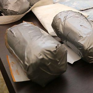 Scaricano 300 chili di hashish: tre arresti