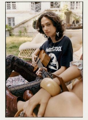 A 50 anni da Woodstock lo stile hippie conquista ancora: ecco i pezzi must have