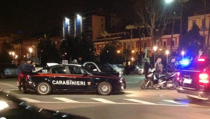 Napoli: 12enne accoltellato, sparatoria e risse. I comitati: "È un'emergenza sociale. Ci vogliono più controlli”