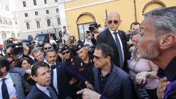 Governo, il giorno del giuramento. Salvini: "Tagliare i 5 miliardi per l'accoglienza dei migranti. Troverò convergenze nella Chiesa"