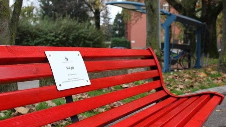 A Bologna attivati tre codici rossi al giorno. In piazza per dire basta alle violenze sulle donne