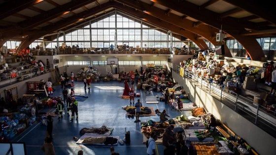 "Padre, Dio ci ha abbandonato". La via crucis del vescovo tra gli sfollati 