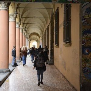 Bologna, studentessa aggredita da 4 rapinatori