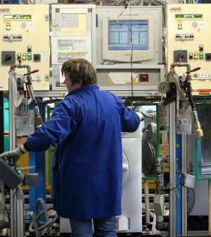 Le imprese italiane tornano ad assumere dopo due anni e mezzo. Su il Pmi manifatturiero