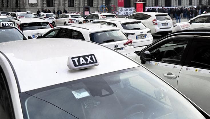 A Bari impossibile prenotare un taxi nel giorno di Natale: “Troppe richieste e pochi autisti”