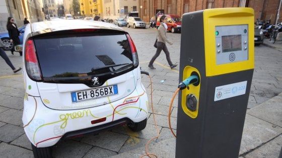 Auto ecologiche, Lombardia sotto la media nazionale: solo 500mila su 6,8 milioni di mezzi in circolazione