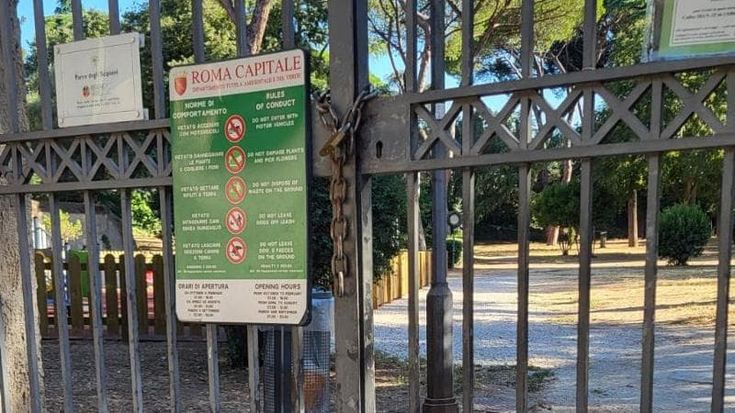Parchi chiusi da villa Sciarra a villa Paganini: “Bando deserto e volontari senza rimborsi”