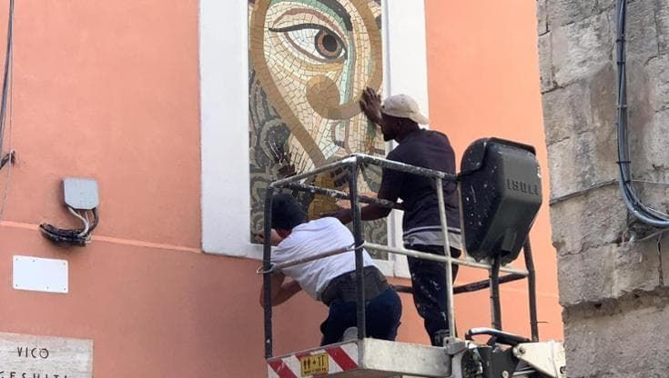 Sulle finestre a Bari vecchia c’è San Nicola: è il palazzo di un architetto e una grafica di Vienna
