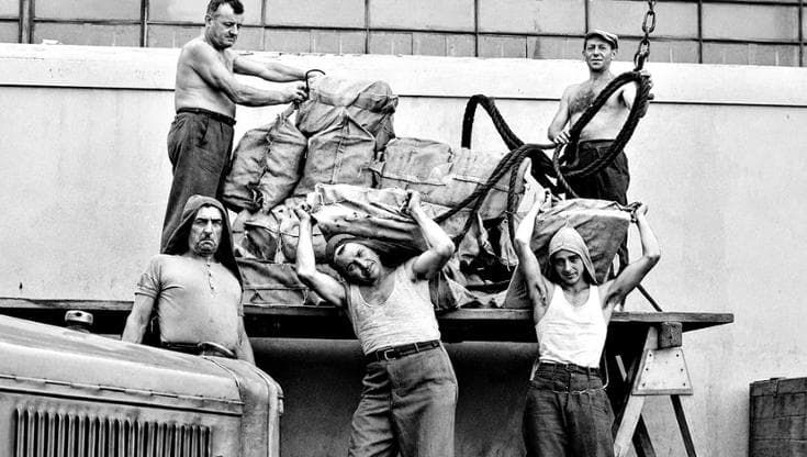 Ottant’anni di braccia, fatiche e conquiste: la storia dei camalli in mostra al Galata