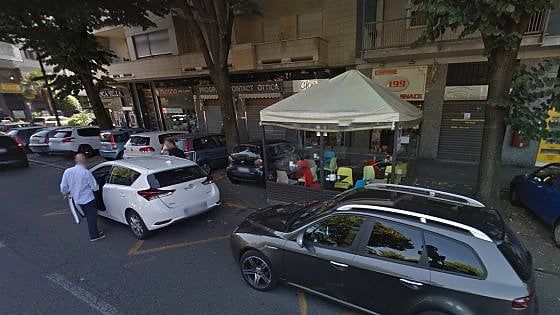 Torino, il pedone rimprovera il ciclista sul marciapiede: accoltellato a un polmone