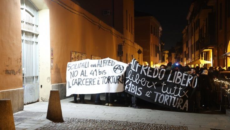 Un gruppetto di anarchici in corteo a Bologna per Cospito libero