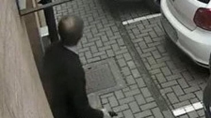 Mario Roggero è diretto verso il carcere di Bollate, la moglie deposita la richiesta di grazia