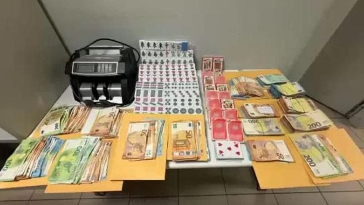 Sale da poker e macchine contasoldi: la polizia chiude una bisca cinese e denuncia tredici giocatori