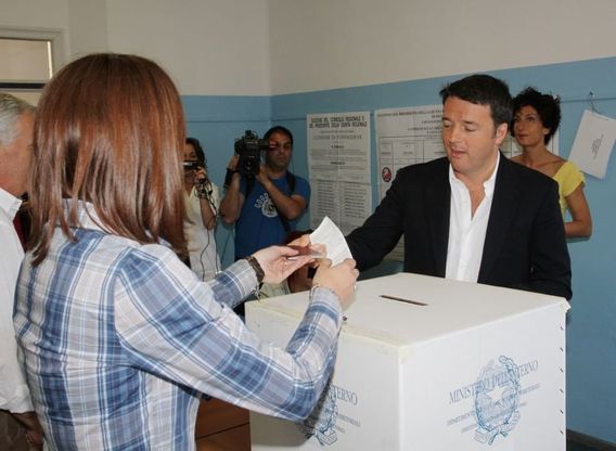 Regionali, il premier Renzi vota a Pontassieve con Agnese