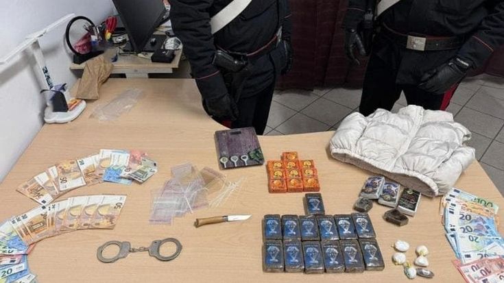 Aggredisce la fidanzata con un amico per rubarle il cellulare: in casa avevano due chili di hashish