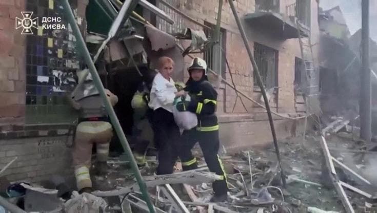 Kiev, ancora bombardamenti nella notte: le operazioni di salvataggio in uno stabile colpito