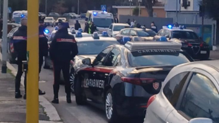 Fuga dal balcone per sfuggire al sequestro: pomeriggio da incubo per due giovani a Casal de’ Pazzi