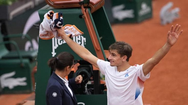 Roland Garros, impresa di Arnaldi: batte Rublev in tre set e vola agli ottavi. Affronterà Tsitsipas. Anche Cocciaretto supera il terzo turno