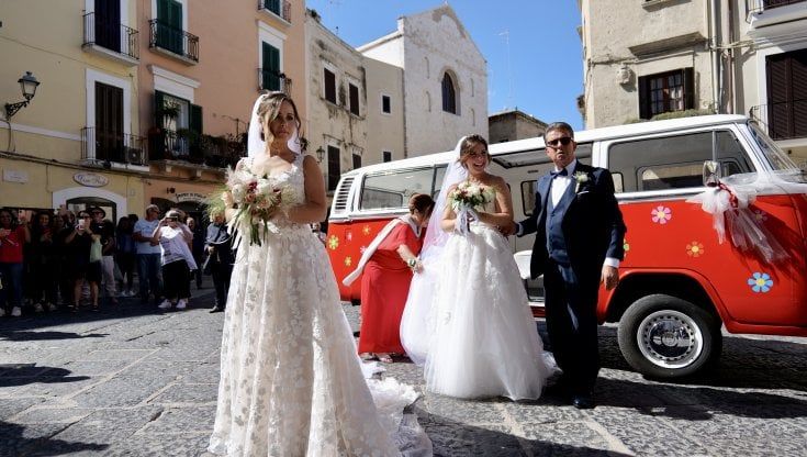 Sorelle si sposano nello stesso giorno, doppia festa in Cattedrale a Bari
