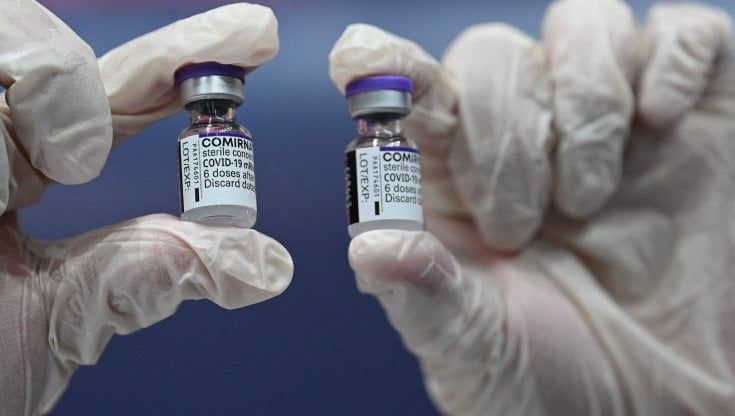 Covid, Pfizergate sui social: ma il vaccino è sicuro ed efficace