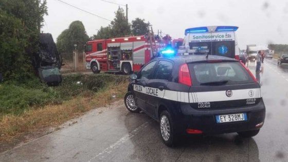 Foggia, auto fuori strada: muoiono una bambina di 4 anni e il padre, ferita la madre