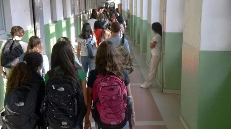 Violenza sessuale a scuola: centinaia di studenti non entrano in classe per protesta a Genova