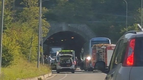 Borgotaro, bus di studenti si scontra con un'auto: muore una donna