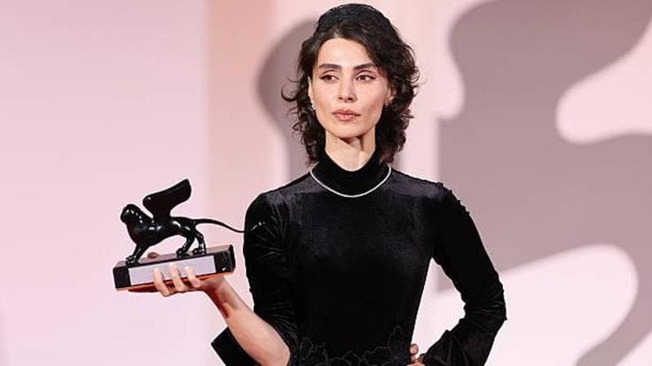 L’attrice Laleh Marzban minacciata da Teheran dopo il discorso al Festival di Venezia per le donne iraniane