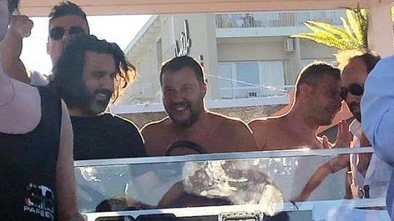 Crisi governo, il New York Times: "Salvini prende una pausa dalla spiaggia per far cadere il governo"